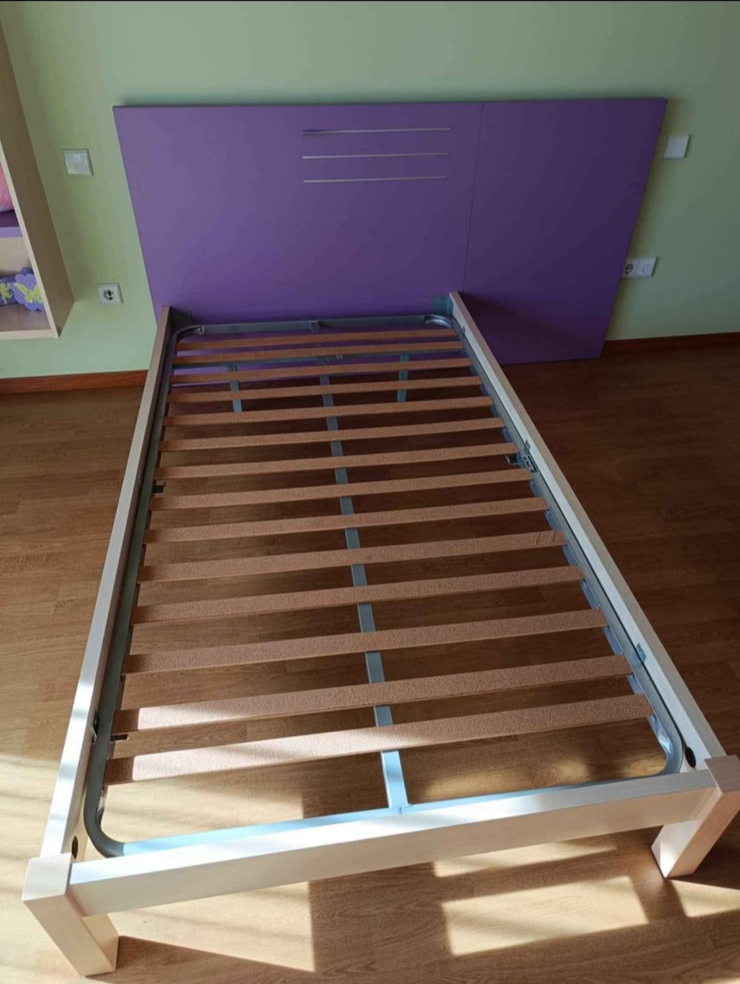 Cama com cabeceira e colchão