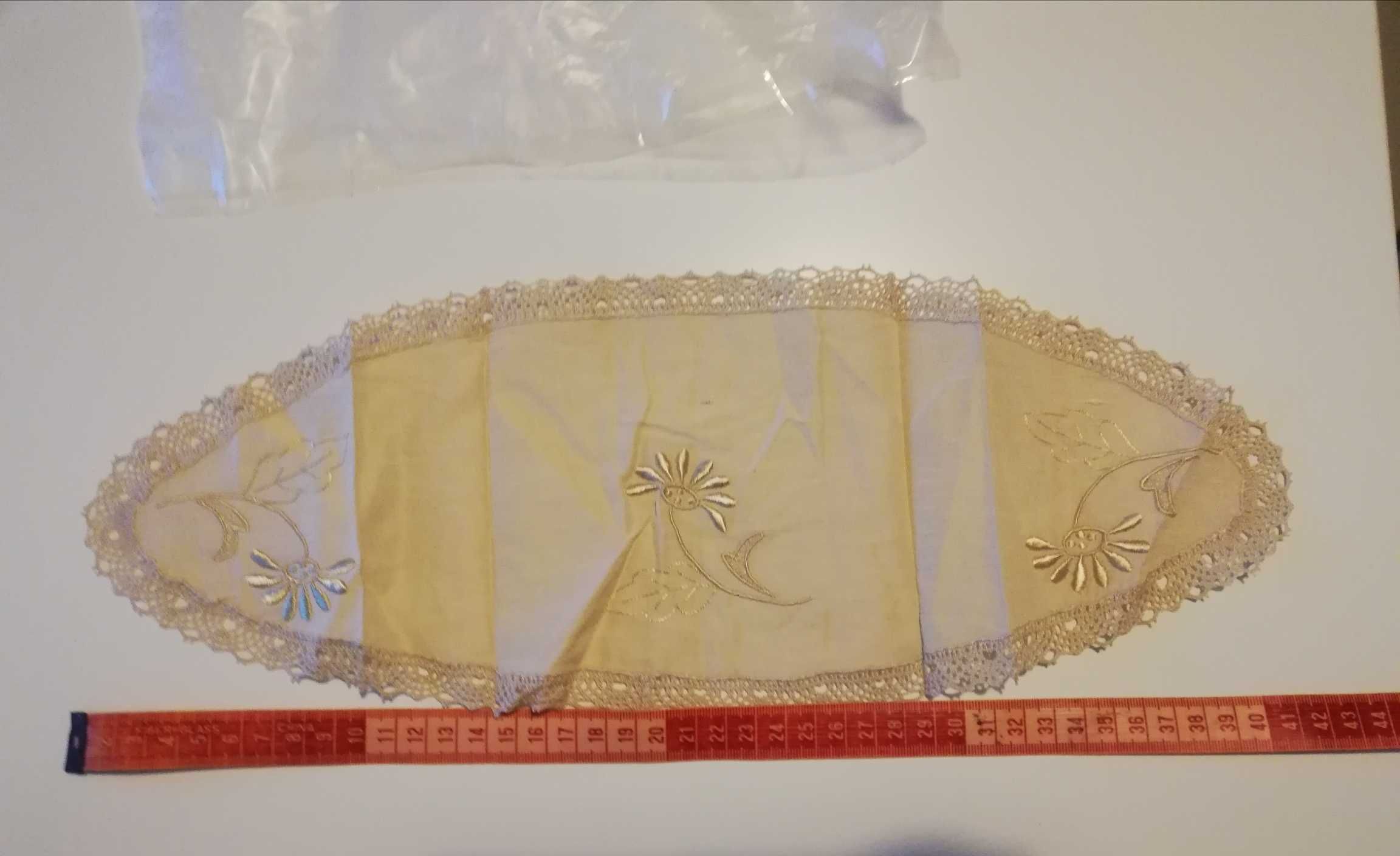 Conjunto de bordados de madeirense