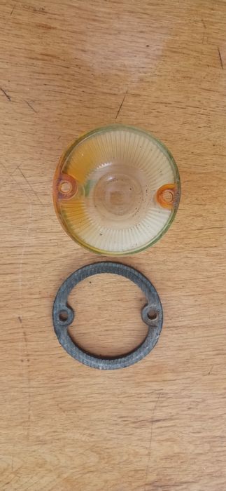 Скло (жовте) поворотника.