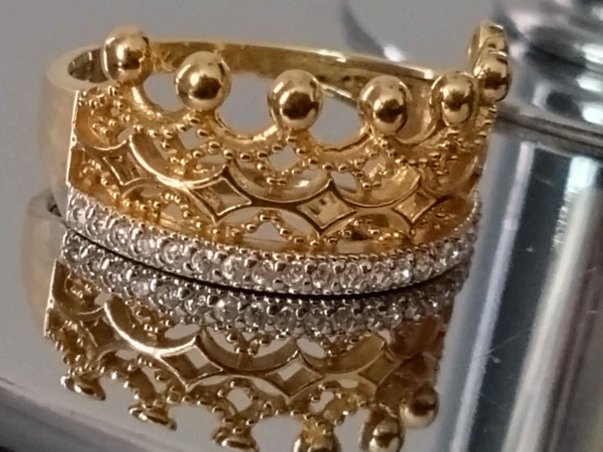 Piękny złoty pierścionek korona.