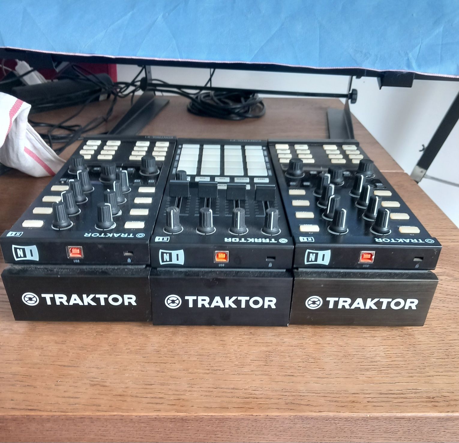 Traktor Kontrol X1 MK2 + F1 + stand