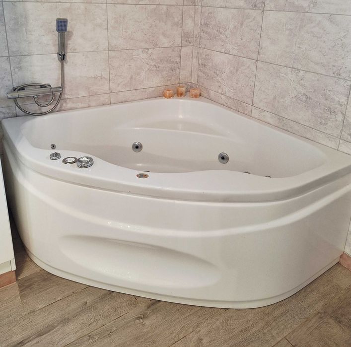 Wanna narożna z hydromasażem