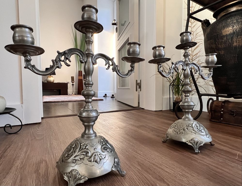 Lindo par castiçais estanho.Tres velas.