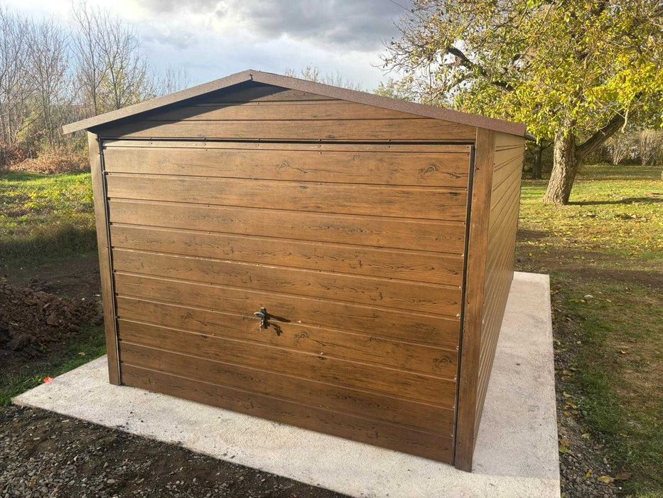Garaż blaszany 3x5 drewnopodobny dach dwuspadowy brama uchylna obróbki