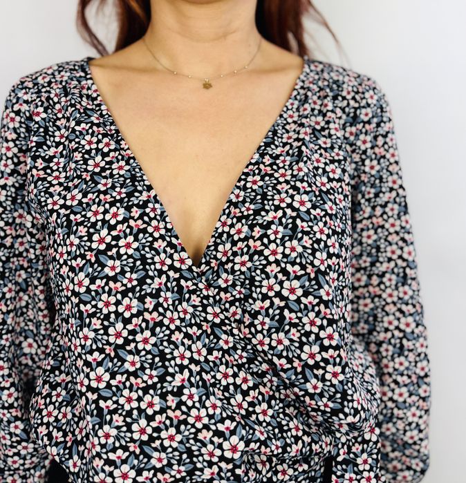 Czarna bluzka w drobny kwiatowy wzór z wiązaniem S 36 Shein