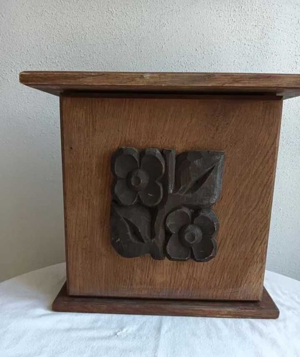 Stara ciężka szafka drewniana