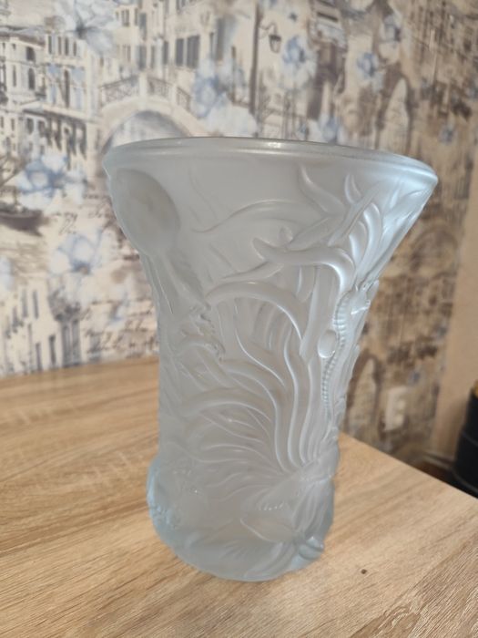 Ваза из матового стекла