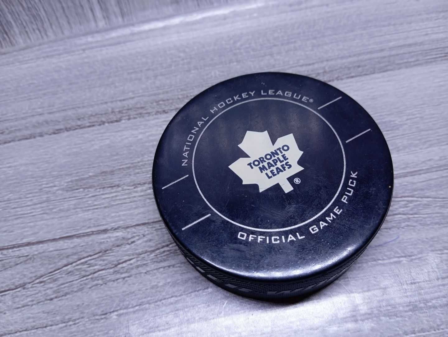 Toronto Maple Leafs krążek Official Game Puck