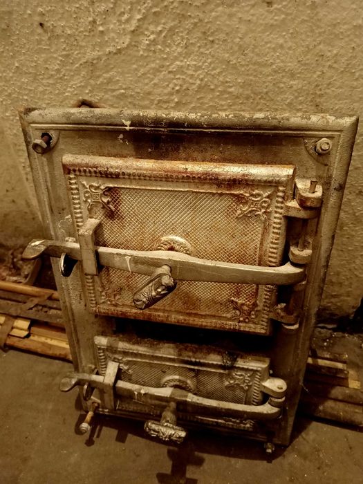 Żeliwne drzwiczki do pieca.