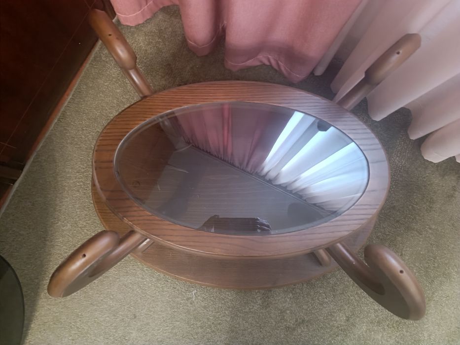 Столик на колесах скло