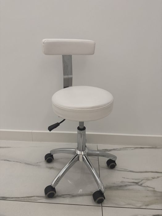 Taboret kosmetyczny z oparciem