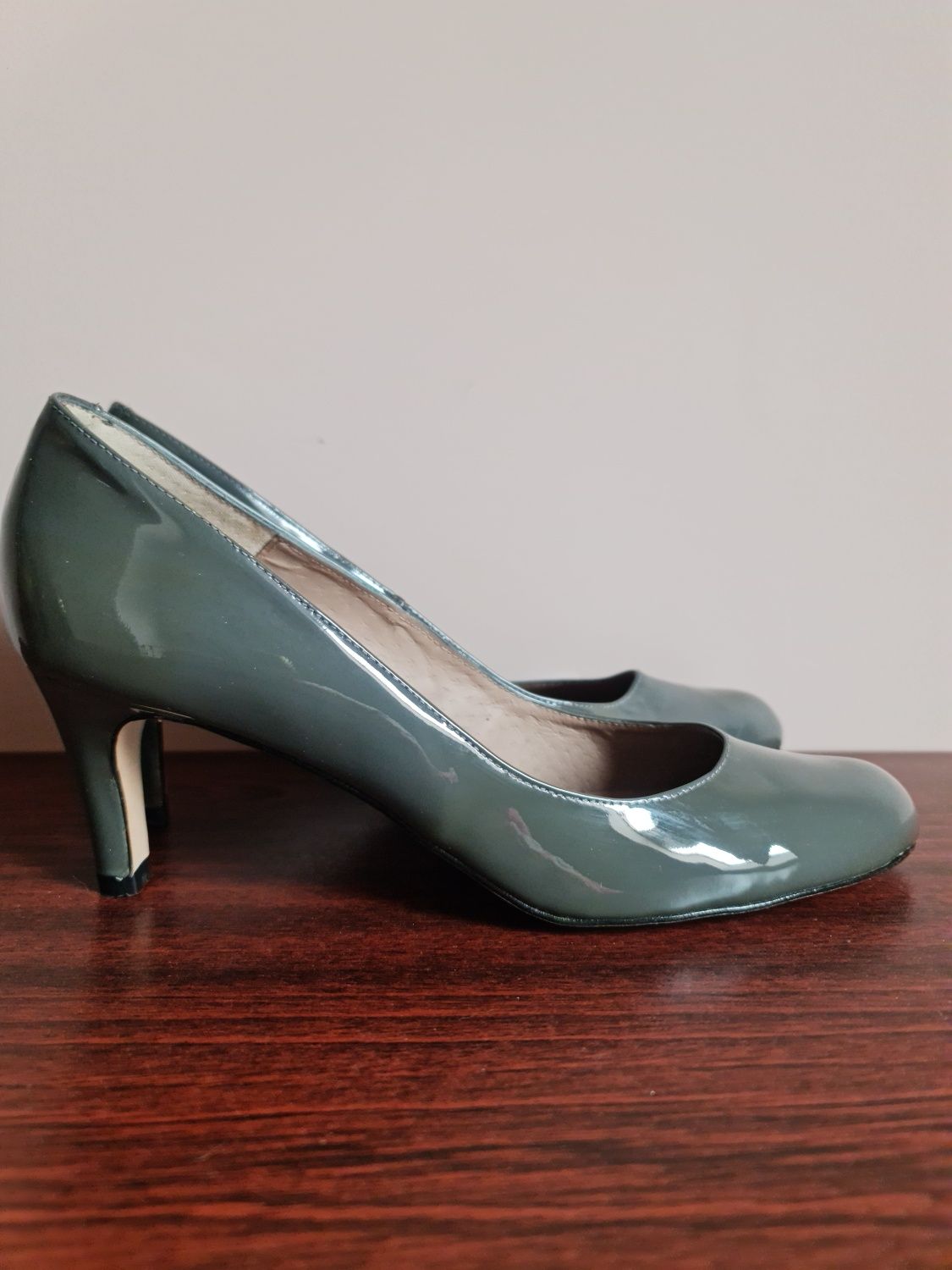 Buty szpilki szare lakierowane na obcasie