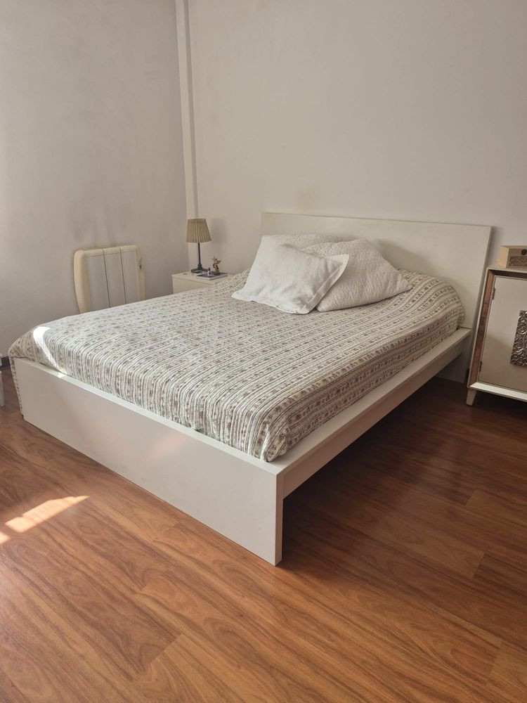 Cama de casal com colchão, estrado e cabeceira