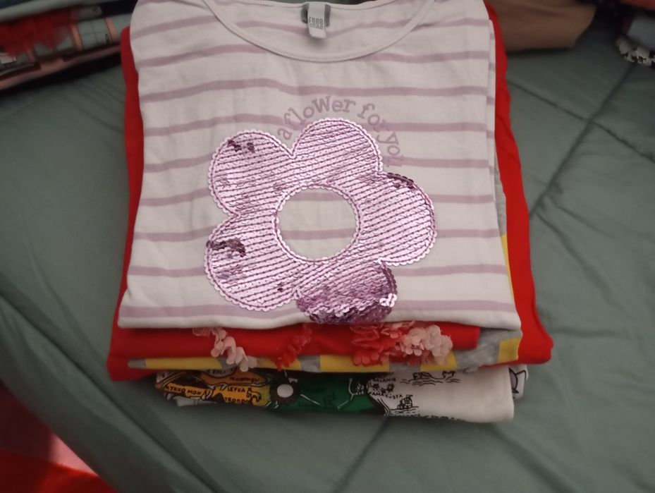 Roupa de menina em bom estado