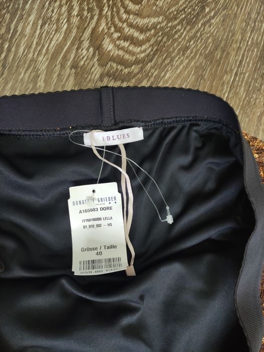 Золотиста сукня у дрібні блискучі паєтки