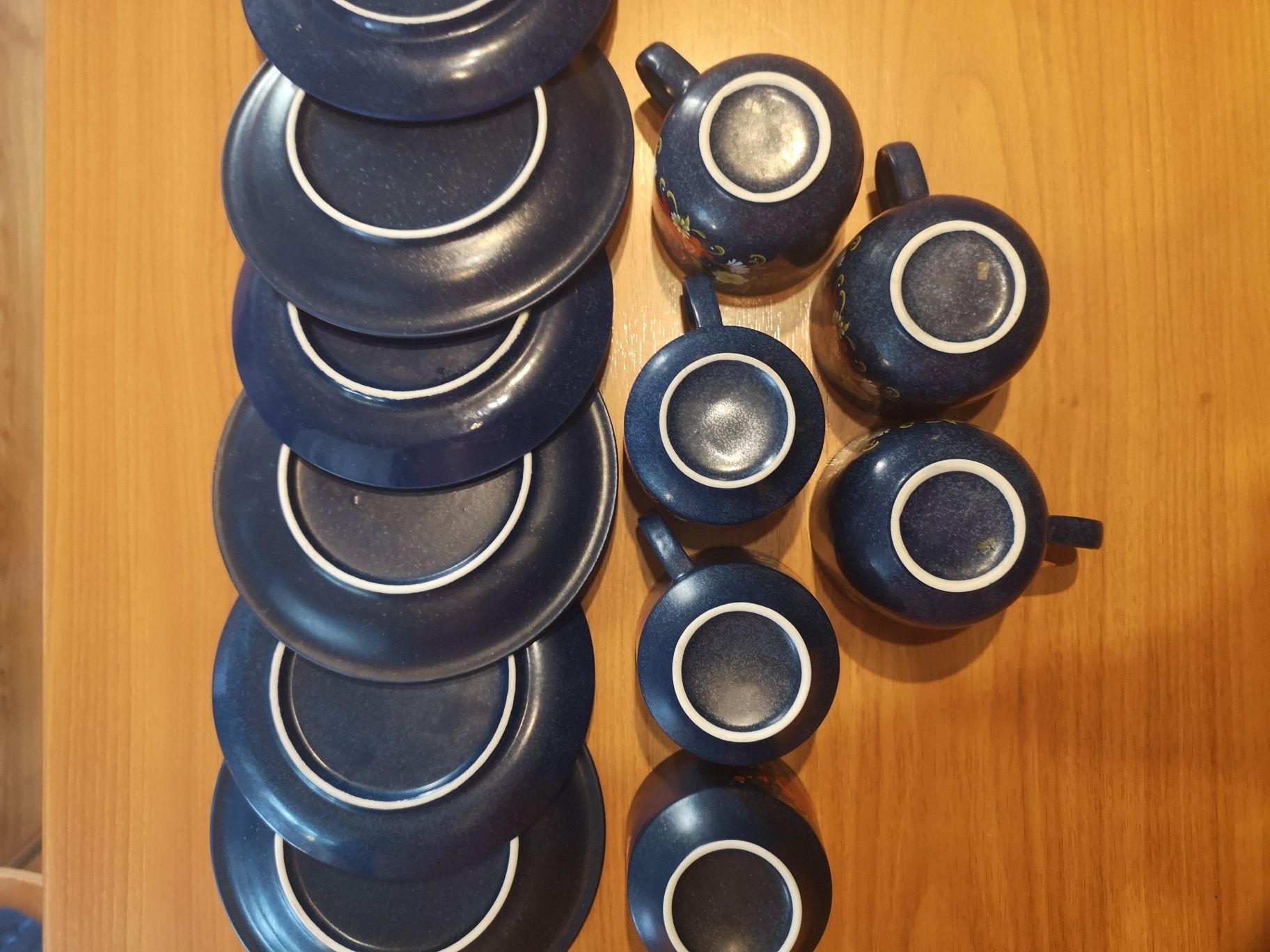 Zestaw 6 starych filiżanek z podstawkami, porcelit