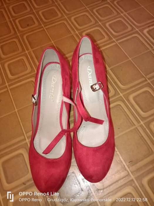 Czerwone czółenka na sprzedaż