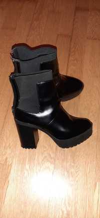 Botins pretos, Stradivarius