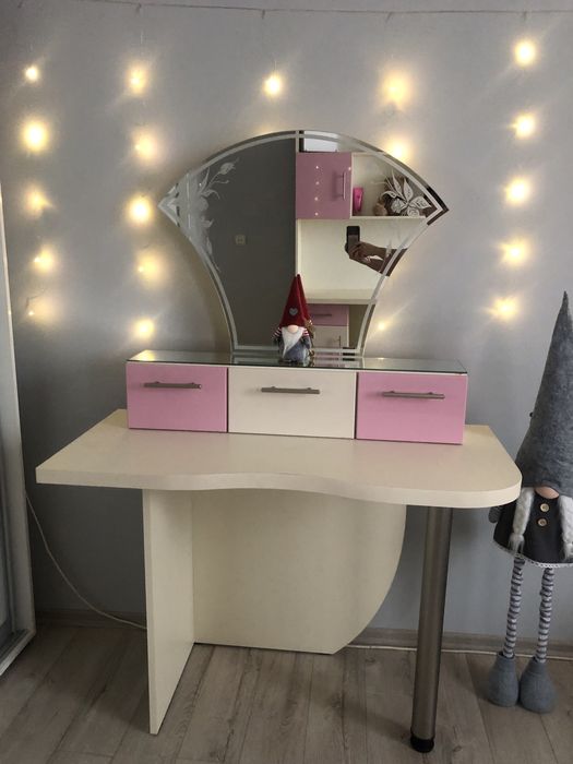 Меблі у дитячу кімнату для дівчинки