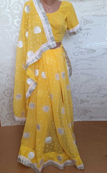 розкішне жовте сарі індійське вишите бісером срібною ниткою лелітками