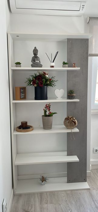 Estante branca e cinza