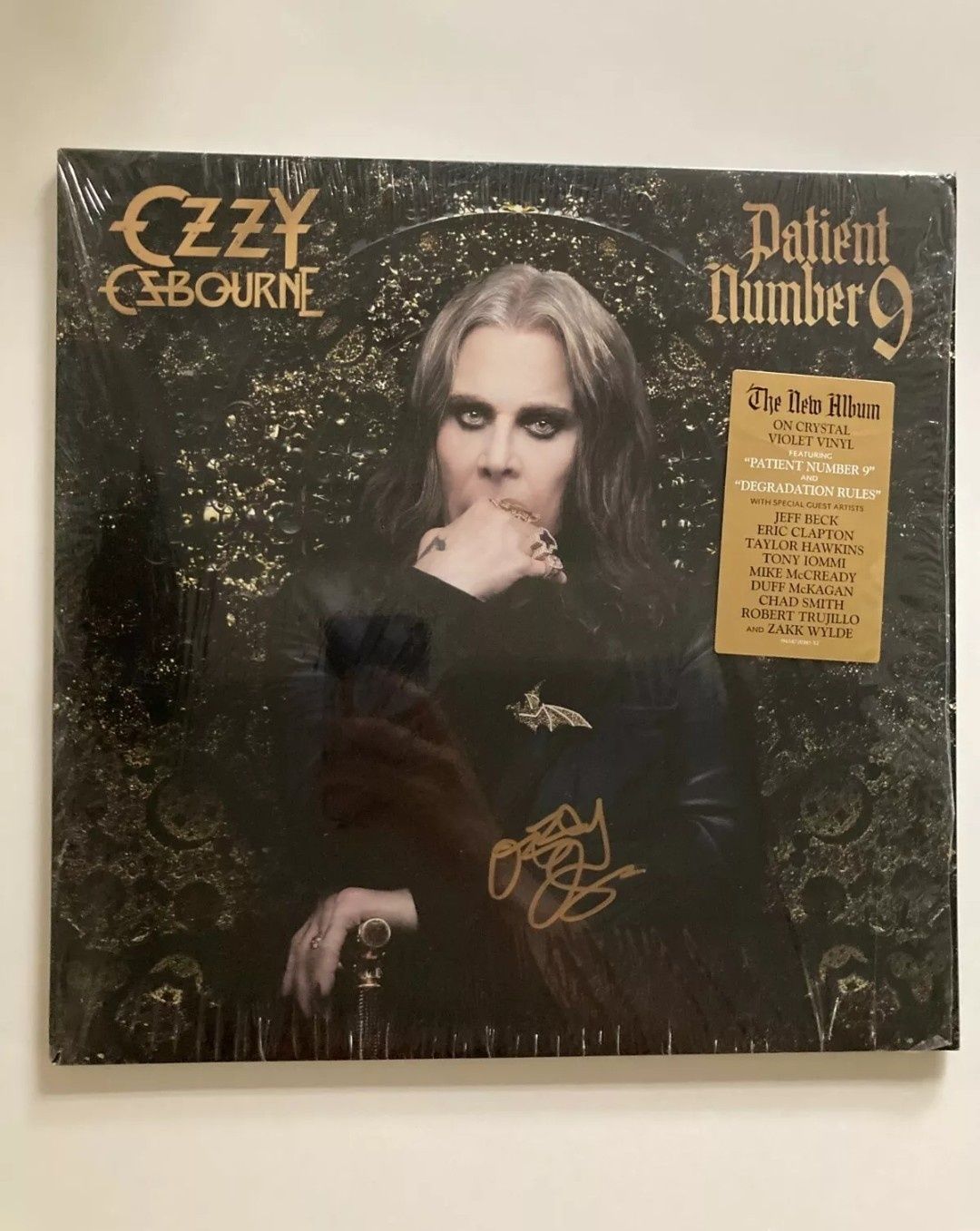 Виниловая пластинка с автографом Оззи Осборна. Black Sabbath.