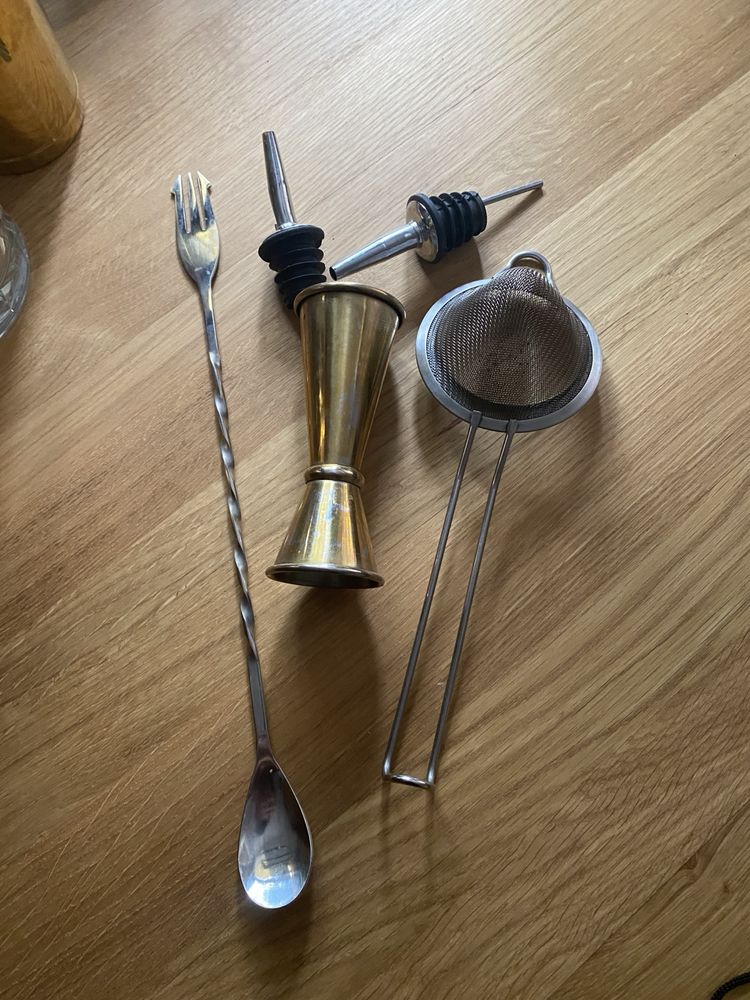 Zestaw barmański wysokiej jakości. Shaker, strainer, jigger, łyżka