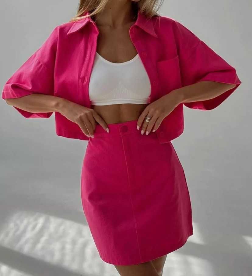 Жіночий рожевий костюм