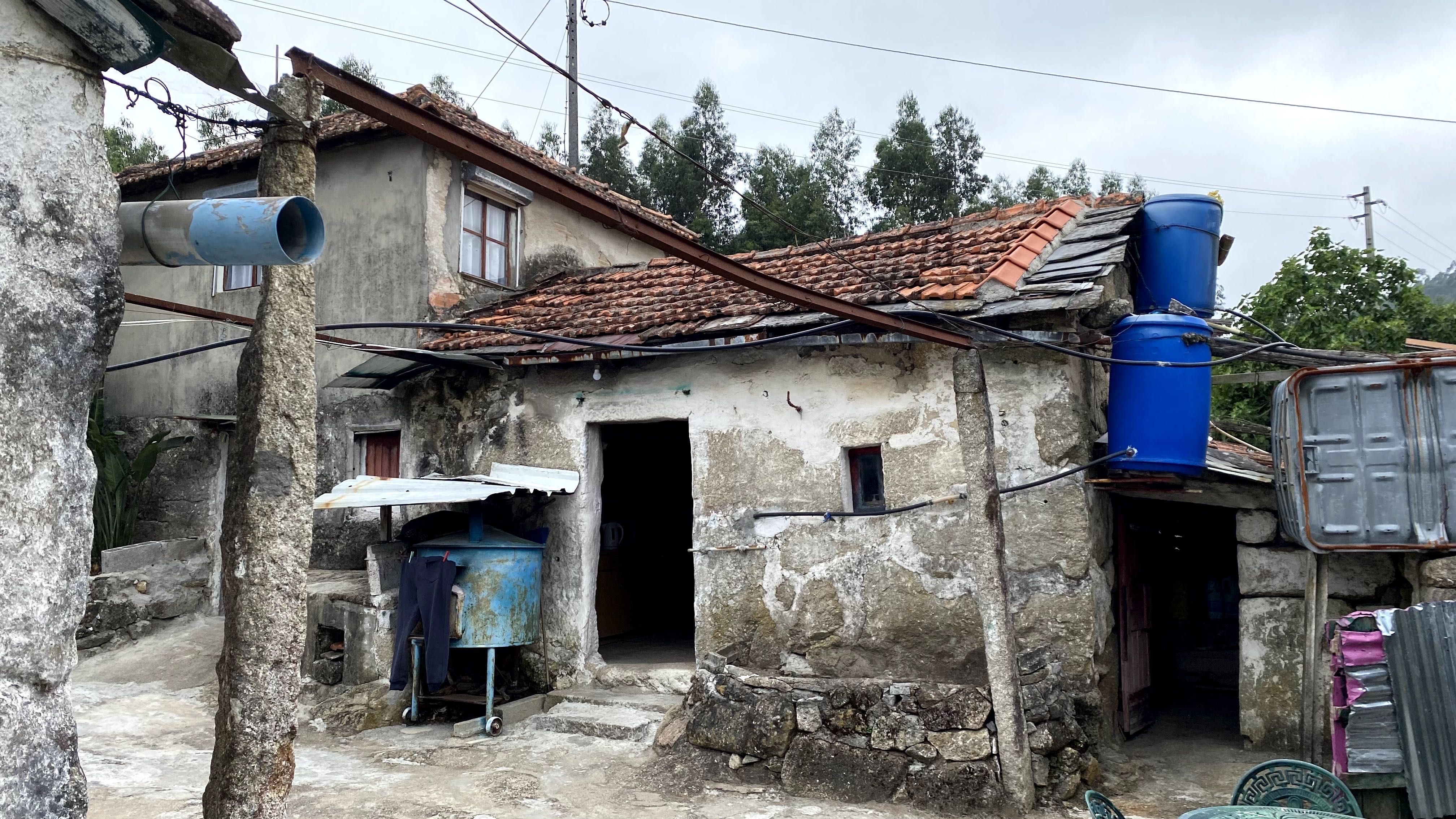 Conjunto de 2 moradias mais terreno em zona construção Cabeça Santa