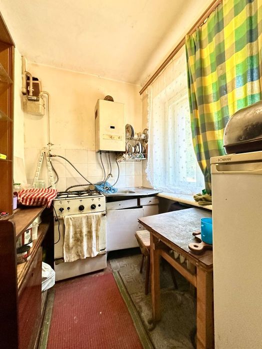 Продаж 3 кімнатної квартири ПІД РЕМОНТ в центрі міста.