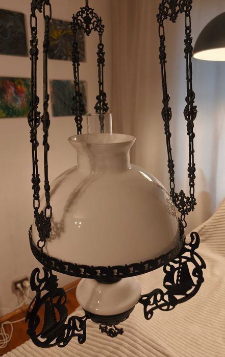 Lampa naftowa wisząca jak majolika
