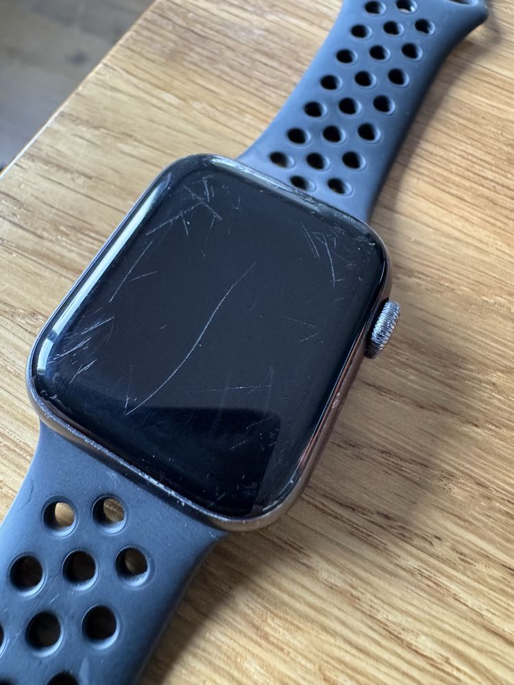 Apple Watch 6 Nike 40mm Space Gray