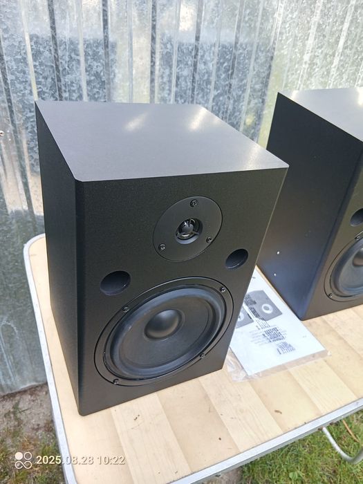 Mocny 2-drożny zestaw nagłośnieniowy Master-Slave, złożony z kolumn: a