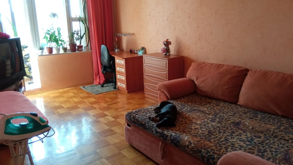 Вітальня 18м^2+лодж дівчині 10хв пішки метро, безпека, турбота,затишок