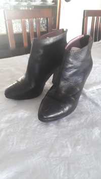 Botins em pele 37