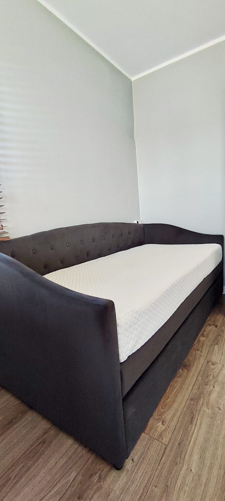 Sofa 2 w 1 z delikatnym pikowaniem.