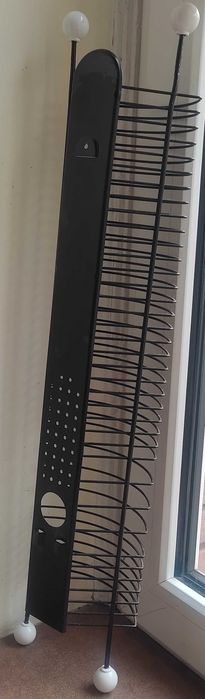 Metalowy, czarny stojak wiszący marki IKEA na 40 płyt CD