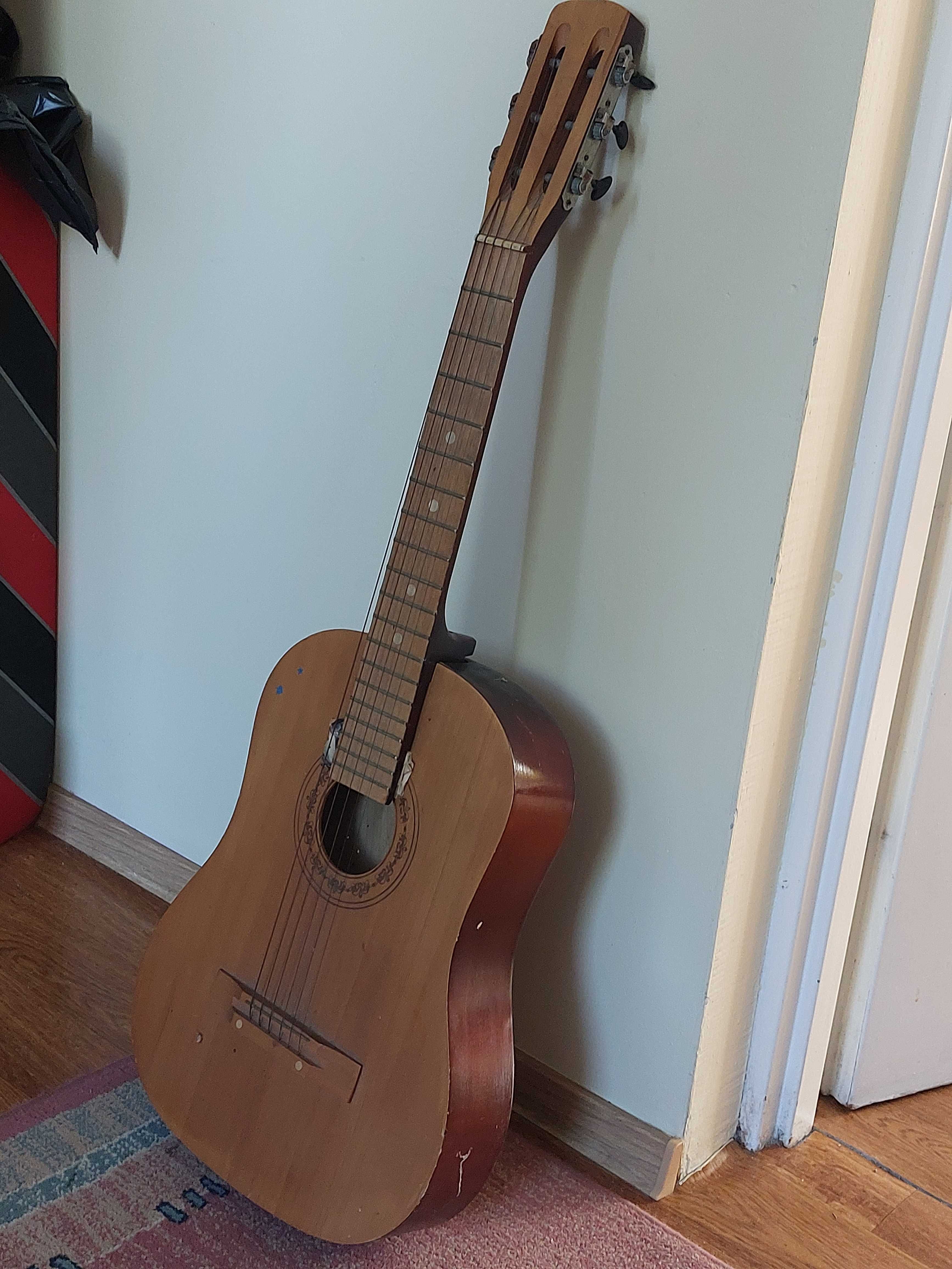 Stara gitara strunowa