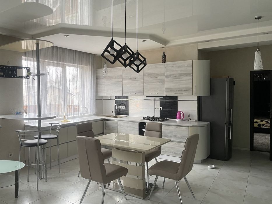 Сдается 3 комнатная квартира Атамана Головатого на круглый год.