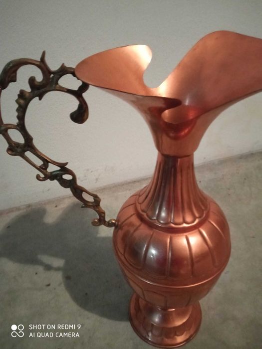 Bonito jarro com asa em tom de cobre