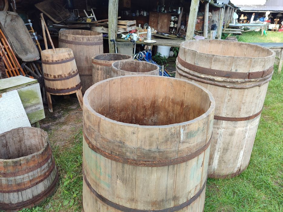 Drewniane duże beczki do ogrodu