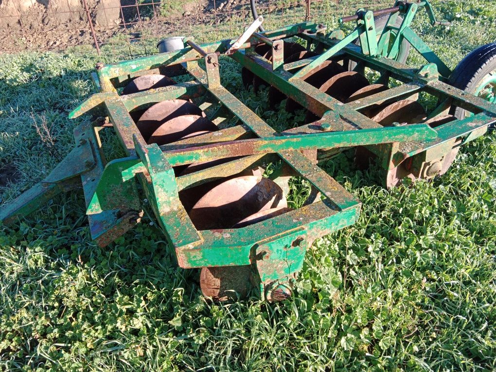 Grade de discos rebocavel com rodas de transporte