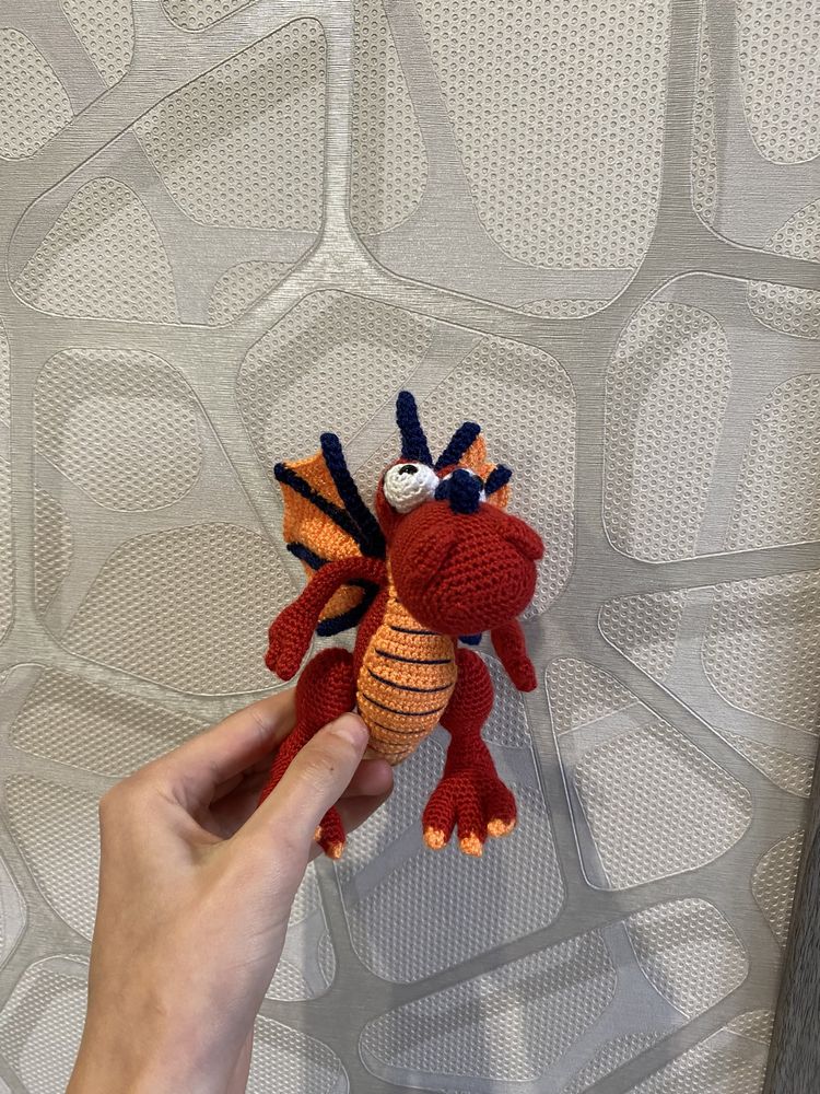 Вʼязана іграшка дракон