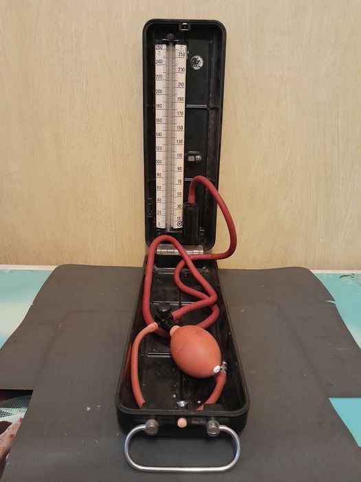 Ингалятор тонометр, негатоскоп термометр скальпель