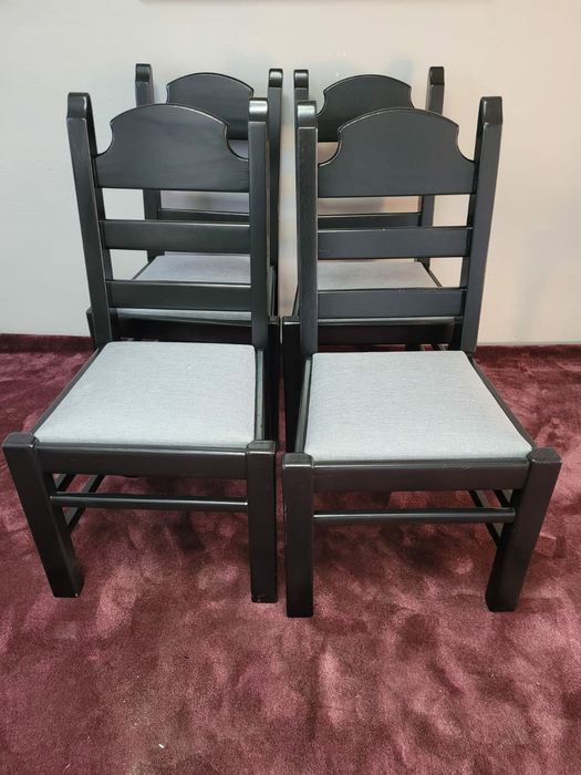 Komplet czarnych krzeseł