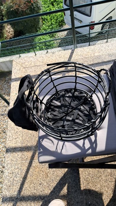 Cesto em verga preto revestido com tecido preto