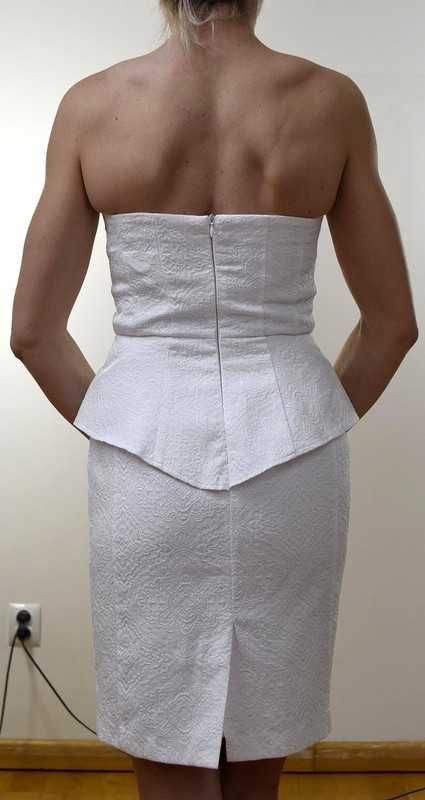 Zjawiskowa biała sukienka z tłoczonym wzorem r.36