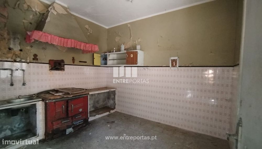 Venda de Moradia V3 para restauro total em Aguçadoura, Póvoa de Varz
