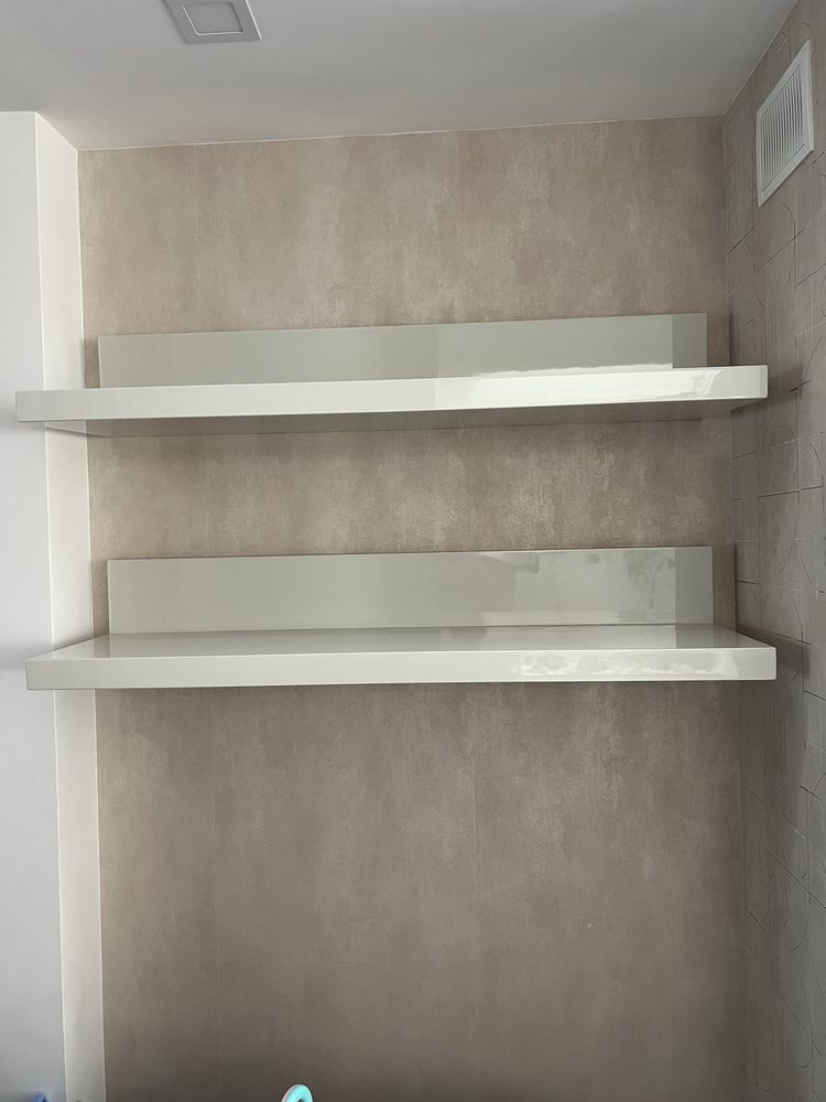 Estante com prateleiras branco lacado e estructura dourada