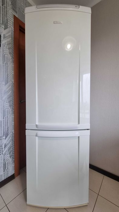 Холодильник ELECTROLUX ENB34000W8, No Frost